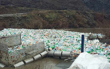 Pregradna brana na reci Raska zaustavila tri tone PET otpada tokom vikenda