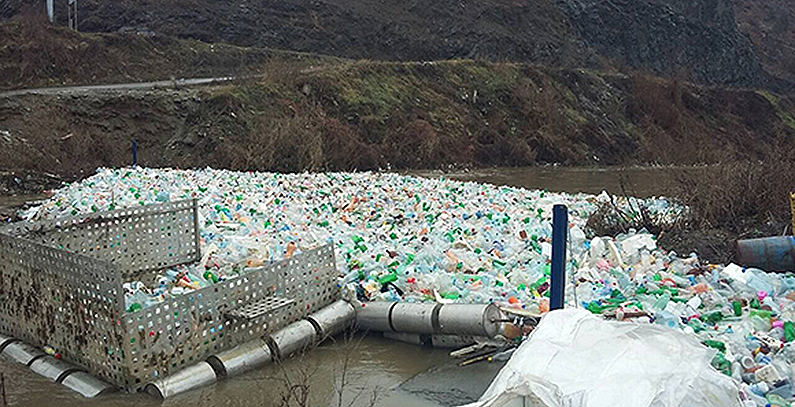 Pregradna brana na reci Raska zaustavila tri tone PET otpada tokom vikenda