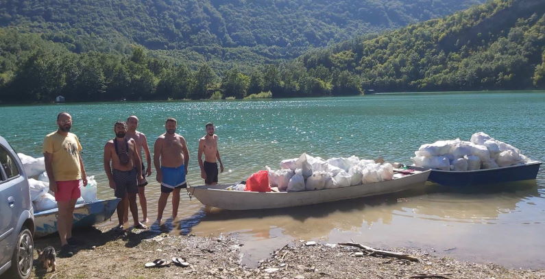 Gradjani u akciji ciscenja obala jezera planina
