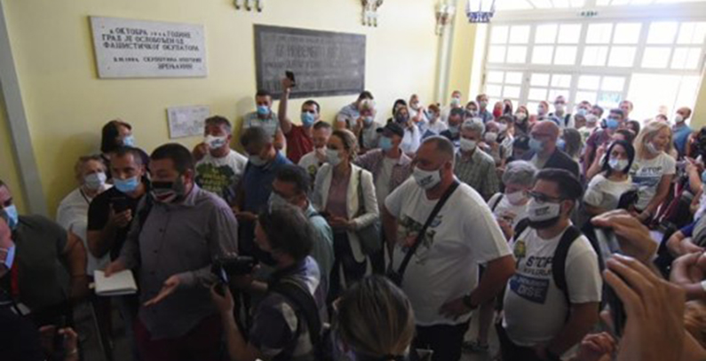 Policija sprečila ulaz na raspravu o fabrici guma Linglong u Zrenjaninu