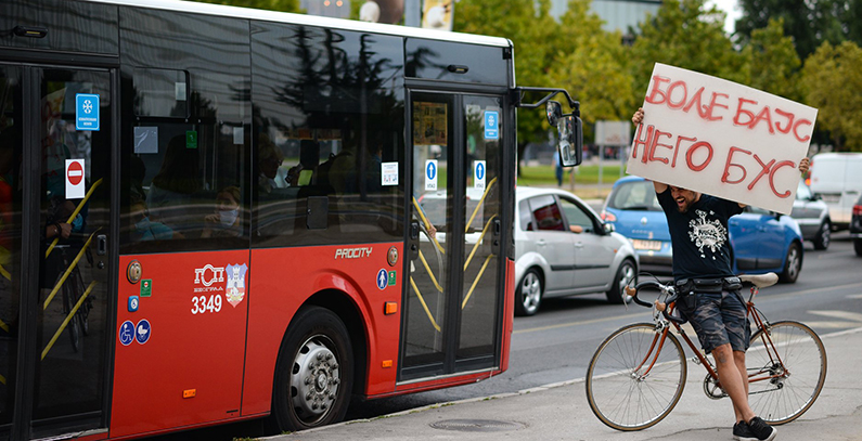 prevari-guzvu-sedi-na-bajs-ulicna-akcija-evropska-nedelja-mobilnosti