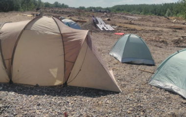 Aktivisti cetvrti dan sprecavaju istovar suta beogradske bare Reva