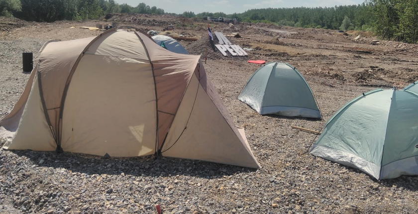 Aktivisti cetvrti dan sprecavaju istovar suta beogradske bare Reva