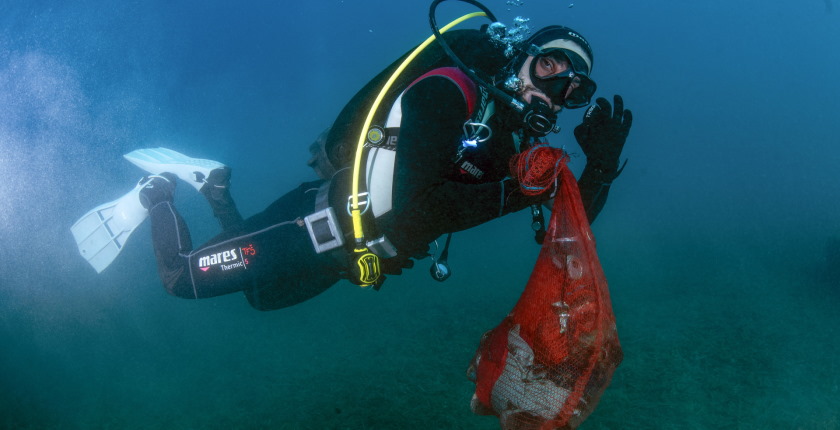 Ronioci 15 tona otpada ciscenja mora ostrvu Vis