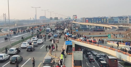 Građani masovno blokirali saobraćaj u Srbiji u znak protesta zbog spornih zakona i Rio Tinta