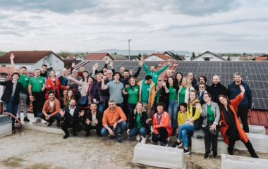 Članovi ZEZ Sunca na krovu s elektranom