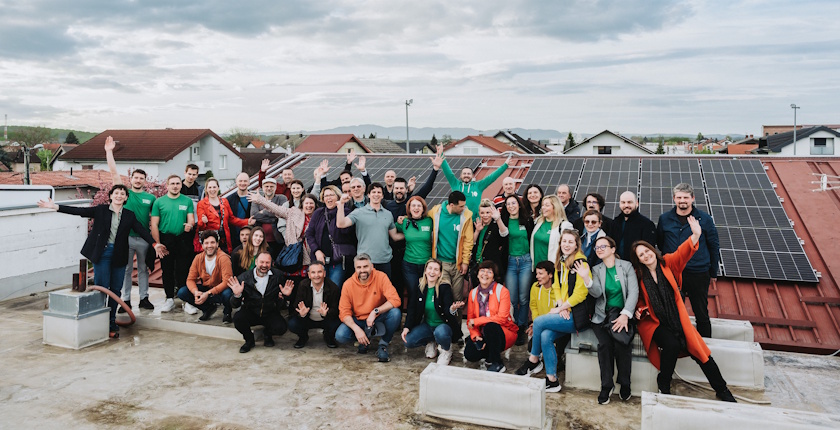 Članovi ZEZ Sunca na krovu s elektranom