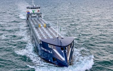 MV Vertom Tula, solarni paneli na palubi