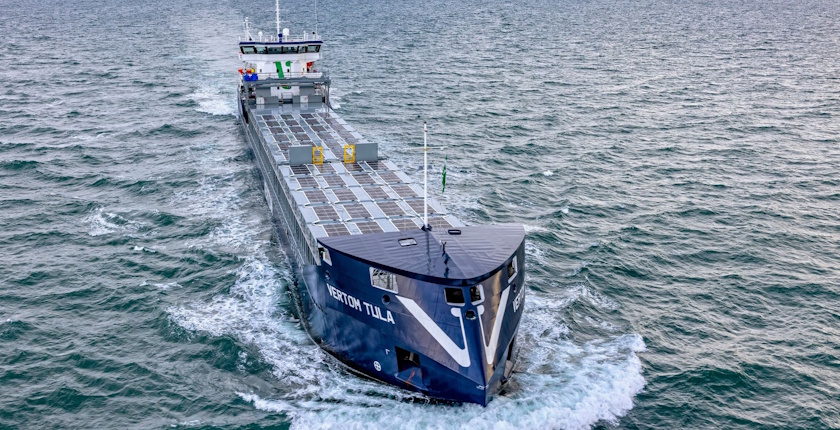 MV Vertom Tula, solarni paneli na palubi