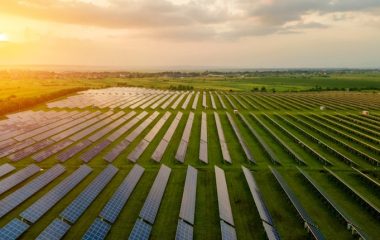 svet kina akcije zelena energija energetska tranzicija rat iran fosilna goriva