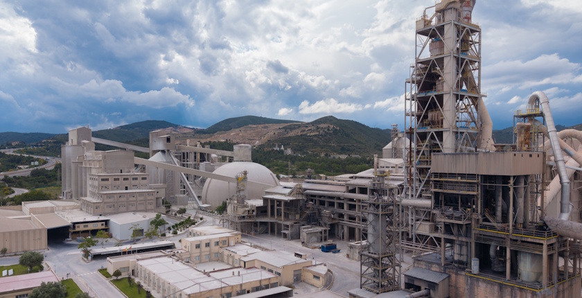 Građani blokirali put ka cementari Holcim zbog otpada iz Gospića