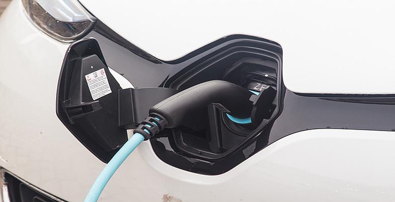 European Commissioner Bulc opens new electric car charging station in Skoplje