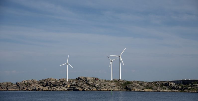 Greece to auction 600 MW in wind, solar capacities