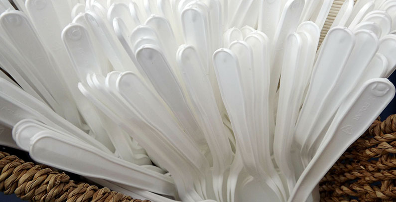 China to ban single use plastics, bags in phases