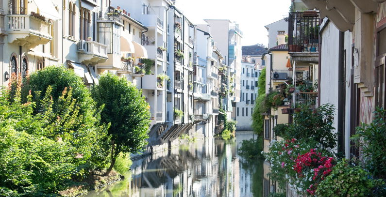 EU lawmakers call for massive renovation of buildings including rooftop solar
