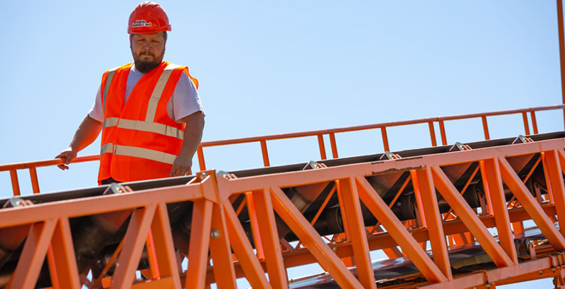 Karin-Komerc-MD-worker-supervizing-new-gravel-and-sand-separation-line