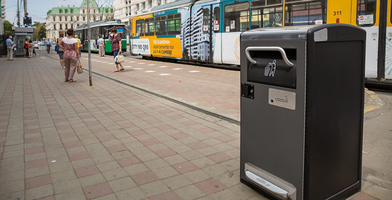 Romania-town-Iasi-smart-waste-bins-solar