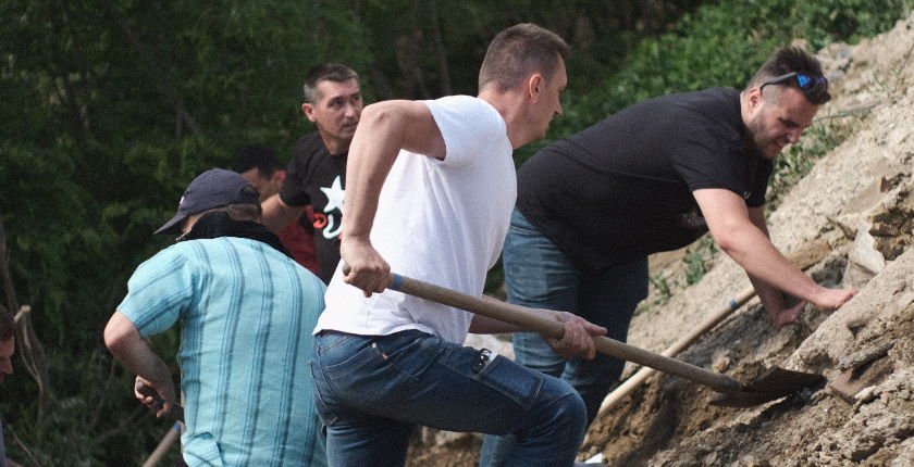Citizens dig up illegal waste Zrenjanin mayor