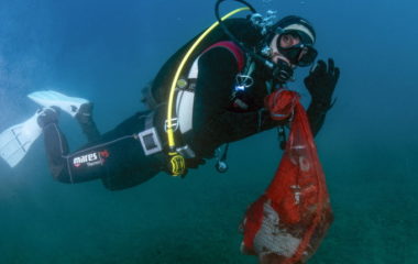 divers-underwater-clean-up-vis-island