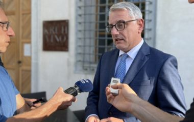 Minister Han firms Slovenia hold off buying power gas 2023