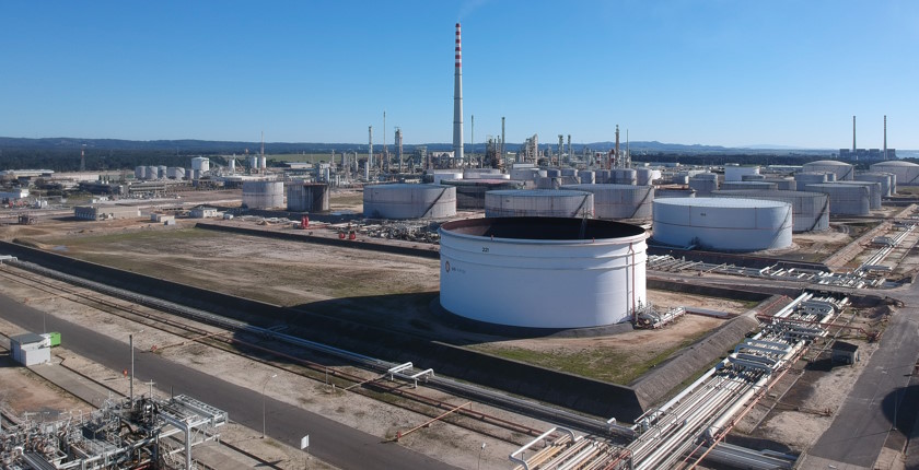 HELLENiQ Energy build solar park batteries Thessaloniki refinery