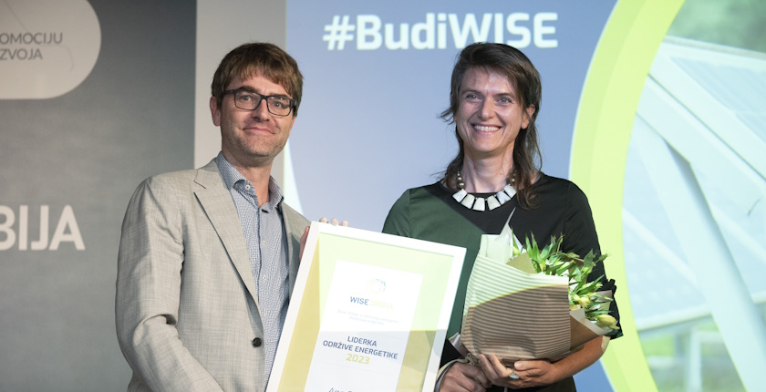 Photo: Tili Barmejer, project director at GIZ, and the 2023 award winner in the civic energy category, Ana Džokić.