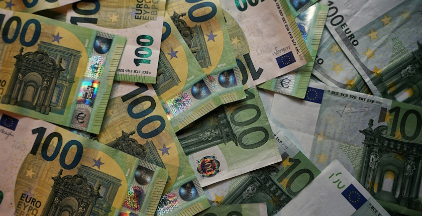 Greece 50 support businesses batteries