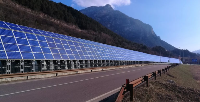 Pilot project in Germany Solar systems along motorways